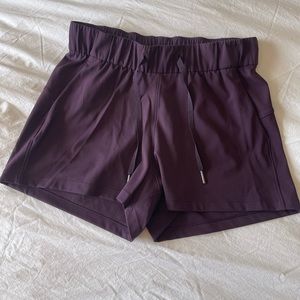 Lululemon women’s on the fly mid-rise short